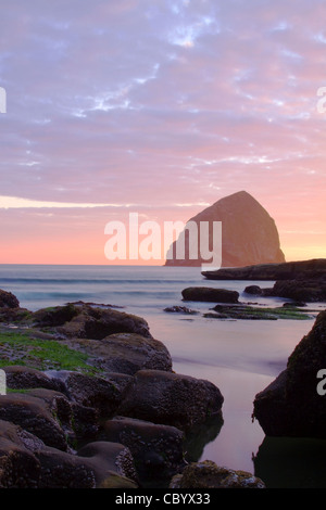 Pacifique de l'Oregon City Beach avec Haystack Rock dans la distance Banque D'Images