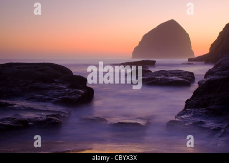 Oregon Beach Sunset avec des vagues en mouvement Banque D'Images