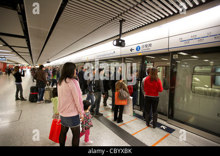 Les Chinois l'embarquement en métro de la gare centrale de hong kong sur le système de transport public de l'examen à mi-parcours de la ligne de l'île de Hong Kong Chine Asie Banque D'Images