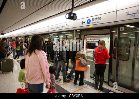 Les Chinois l'embarquement en métro de la gare centrale de hong kong sur le système de transport public de l'examen à mi-parcours de la ligne de l'île de Hong Kong Chine Asie Banque D'Images