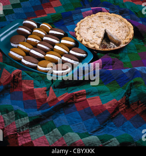 Recettes de cuisine de pays, Naomi's whoopie pies et Annie's shoo-fly pie desserts. Amish farm l'alimentation. Banque D'Images