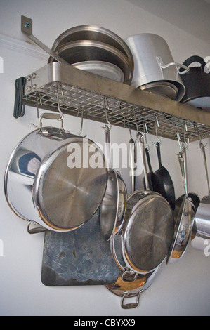 Un assortiment de cuisine, casseroles, poêles, ustensiles, sur rack, étagère murale Banque D'Images