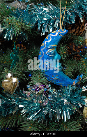 Décoration de Noël en forme de visage et les personnes de la demi-lune peint en bleu avec des bandes d'or. Banque D'Images