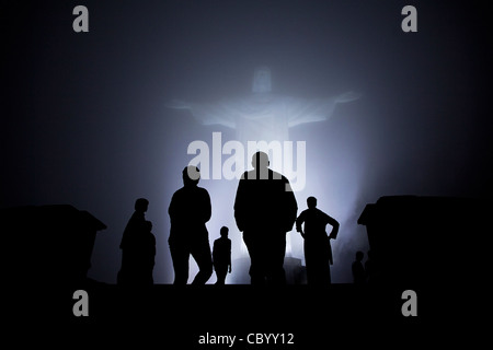 Le président Barack Obama et de la famille par le brouillard se profilent au cours d'une soirée, visite à la statue du Christ Rédempteur, 20 mars 2011 à Rio de Janeiro, Brésil. Banque D'Images