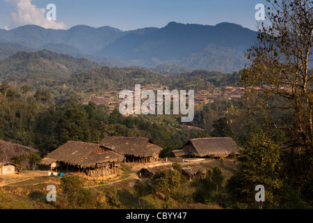 L'Inde, de l'Arunachal Pradesh, le long, Kombo Monku village Banque D'Images