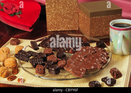 Réglage de la Saint-Valentin avec des chocolats, des boîtes-cadeaux, et écrous Banque D'Images