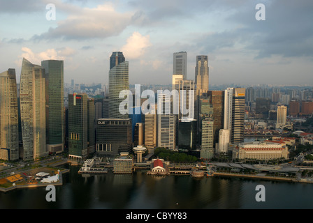 Horizon semi-aérien de la ville, incluant Marina Bay et Clifford Pier, depuis le Marina Bay Sands Hotel, Marina Bay, Singapour Banque D'Images