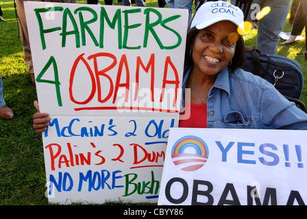 Chez Obama manifestation tenue près de débat présidentiel, partisan femme avec 'Agriculteurs' poster Obama 4, East Meadow, New York US 2008-10-15 Banque D'Images