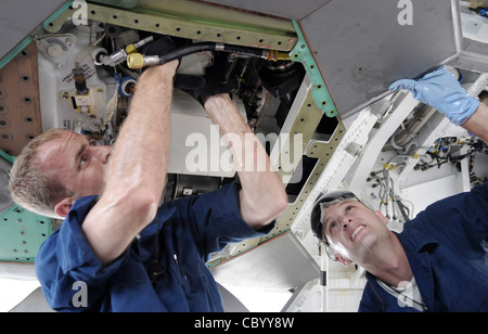 Sergent d'état-major Jeremiah Smith et le principal Airman Theodore Cupp effectuent l'entretien d'une pompe hydraulique le 3 juin. Les aviateurs sont des chefs d'équipage Raptor affectés à la 525e unité de maintenance des aéronefs expéditionnaires déployée à la base aérienne d'Andersen, Guam, à partir de la base aérienne d'Elmendorf, en Alaska, à l'appui des ensembles de sécurité du théâtre du Commandement du Pacifique des États-Unis. Banque D'Images