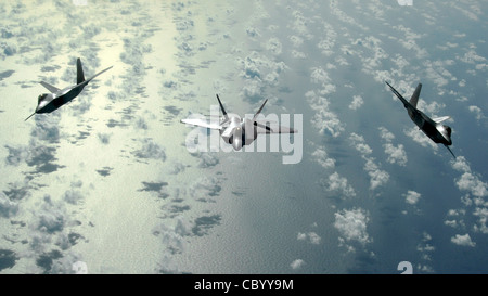 Une formation de trois navires F-22 Raptors survole l'océan Pacifique le 28 janvier dans le cadre d'un déploiement à la base aérienne d'Andersen, à Guam. Les Raptors sont déployés à partir de la base aérienne Elmendorf, en Alaska. Banque D'Images