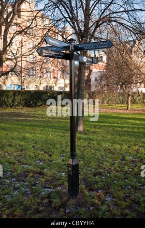 Black metal panneau routier à Hyde Park, Londres, UK Banque D'Images