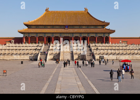 La salle de l'harmonie suprême dans la Cité Interdite, Beijing, à partir de la porte de l'harmonie suprême. Banque D'Images