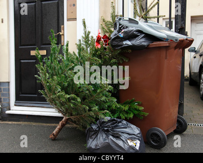 Un arbre de Noël à l'extérieur d'une maison au Royaume-Uni Banque D'Images