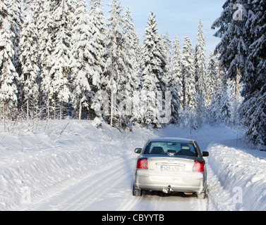 Toyota Avensis 2007 European sur la route forestière de la taïga à Winter, Finlande Banque D'Images