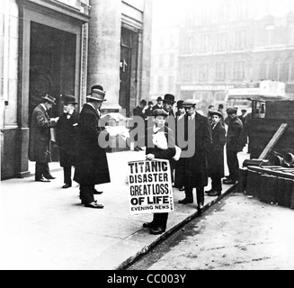 Crieur, 1912 Catastrophe Titanic, se dresse devant le siège de la White Star Line dans la rue Cockspur côté de Trafalgar Square Banque D'Images