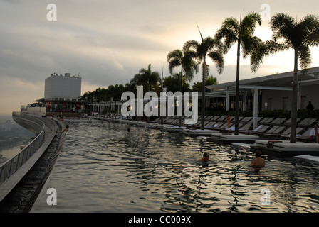 Sands SkyPark piscine à débordement sur le 57ème étage de l'hôtel Marina Bay Sands, Marina Bay, Singapour Banque D'Images