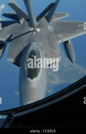 Un F-22 Raptor reçoit du carburant d'un 909e Escadron de ravitaillement aérien KC-135 Stratotanker au-dessus d'Iwo Jima le 18 février, alors qu'il est en route vers la base aérienne de Kadena, à Okinawa, au Japon. Il s'agissait du premier déploiement à l'étranger du F-22. Les F-22 du 27e Escadron de chasseurs de la base aérienne de Langley, en Virginie, sont déployés à Kadena AB dans le cadre d'une rotation de la Force expéditionnaire aérienne. ( Banque D'Images