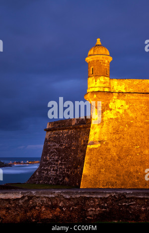 Tourelle sentinelle sur l'historique fort Espagnol - El Morro à l'entrée du port dans la vieille ville de San Juan Puerto Rico Banque D'Images