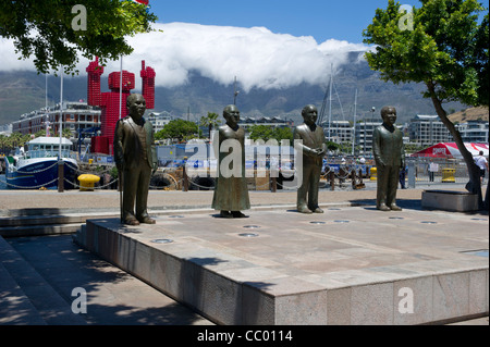 Statues de l'Afrique du Sud représentant quatre lauréats du Prix Nobel de la paix, Victoria et Albert Waterfront, Cape Town Afrique du Sud Banque D'Images