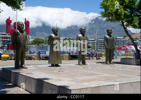 Des statues représentant des quatre de l'Afrique du Sud, prix Nobel de la paix en Laueates Victoria et Albert Waterfront, Cape Town Afrique du Sud Banque D'Images