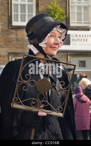 Membre de la penny Plain Theatre Company performing 'Hardcastle's Christmas Capers' à Skipton. Banque D'Images