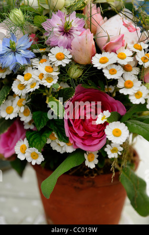 Arrangement de fleurs d'été dans un pot en terre cuite Banque D'Images