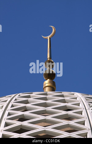 Croissant musulman et le dôme de la Grande Mosquée Sultan Qaboos inaugurée en 2001, Muscat, sultanat d'OMAN, au Moyen-Orient Banque D'Images