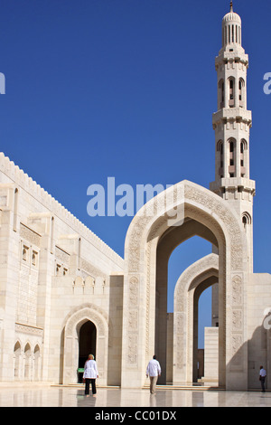 ARCHES QUI MARQUE L'ENTRÉE DE LA GRANDE MOSQUÉE Sultan Qaboos inaugurée en 2001, Muscat, sultanat d'OMAN, au Moyen-Orient Banque D'Images