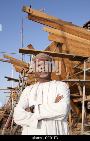 PORTRAIT DU PROPRIÉTAIRE D'un dhow traditionnel, un établissement de SUR, SULTANAT D'OMAN, au Moyen-Orient Banque D'Images