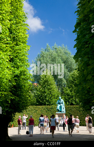 Les personnes qui désirent visiter le H. C. Andersen statue dans les jardins du château de Rosenborg Banque D'Images