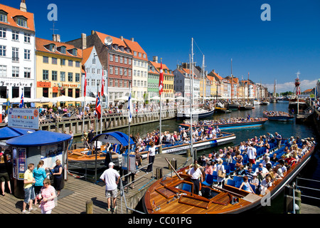 Dans Tourboats Canal Nyhavn Copenhague Banque D'Images