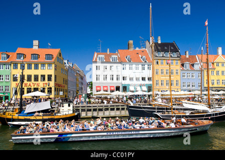 En canal de Nyhavn Copenhague Tourboat Banque D'Images