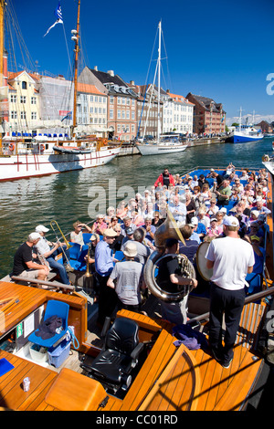 La musique de jazz sur un canal Nyhavn dans tourboat Copenhagen Banque D'Images