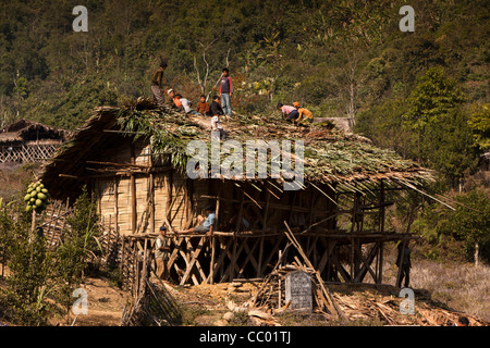 L'Inde, de l'Arunachal Pradesh, Daporijo, Upper Subansiri, les gens sur le toit de chaume maison avec Toku Patta quitte Banque D'Images