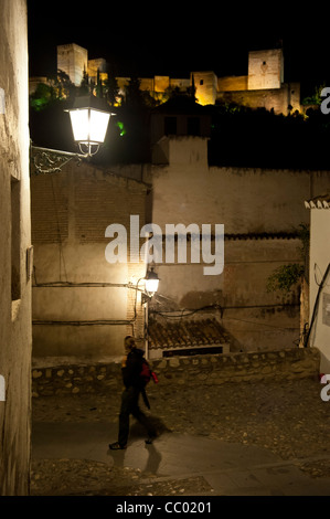 Personne qui marche dans la nuit dans l'Albaicin avec vue sur l'Alhambra, Grenade, Andalousie, Espagne Banque D'Images