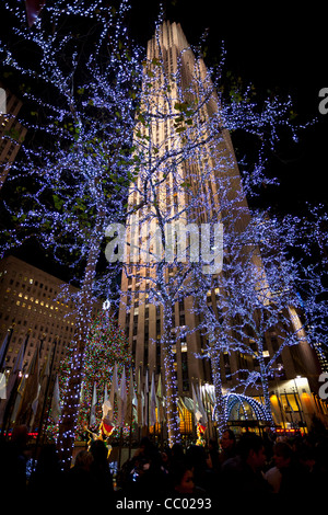 Rockefella Center derrière des lumières de Noël. Banque D'Images