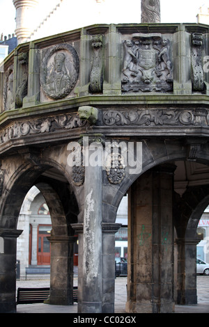 Sculptures en grès faisant partie du Mercat Cross en centre-ville d'Aberdeen, Écosse, Royaume-Uni Banque D'Images