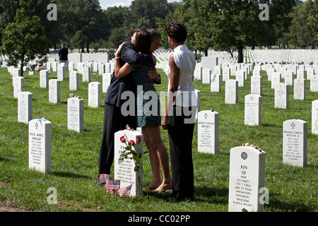 Le président Barack Obama épouse une femme lors d'une visite avec la Première Dame de l'article 60 de Arlington National Cemetery, le 10 septembre 2011 à Arlington, VA. L'article 60 est réservé aux militaires qui ont perdu la vie dans des combats en Afghanistan et en Iraq. Banque D'Images