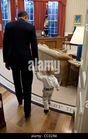 Le président Barack Obama tient la main de William Jones, fils de départ aide Luke Jones dans le bureau ovale le 29 septembre 2011 à Washington, DC. Lorsqu'un membre du personnel quitte la Maison Blanche, le Président invite le membre du personnel et sa famille à l'Oval Office pour une photo de famille Banque D'Images