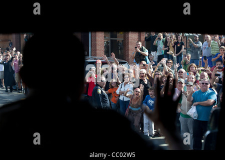 Le président Barack Obama des courbes pour une foule rassemblée dans la région de Boone, NC Le 17 octobre 2011, Boone, NC. Le président était dans Boone dans le cadre de sa loi sur l'emploi américain bus tour à travers la Caroline du Nord et en Virginie. Banque D'Images