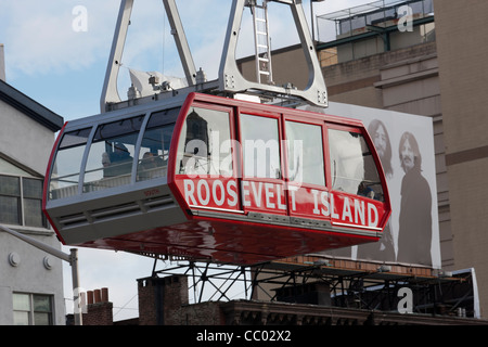 Le Roosevelt Island Tram s'approche de la gare de Manhattan à New York City. Banque D'Images