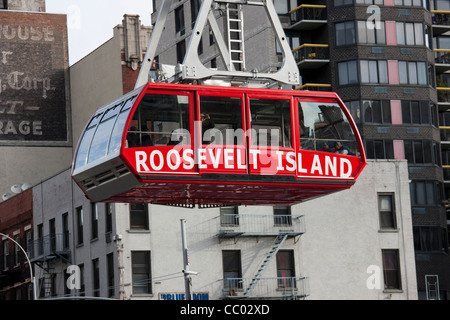 Le Roosevelt Island Tram s'approche de la gare de Manhattan à New York City. Banque D'Images