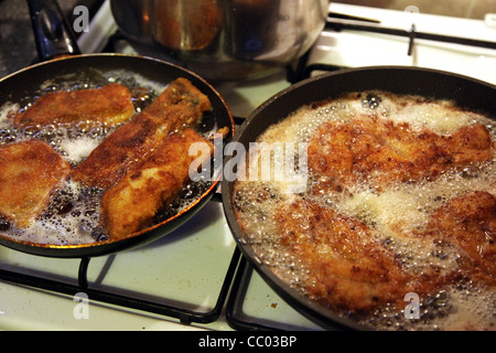 Escalope de poulet avec frites pâte chapelure Banque D'Images