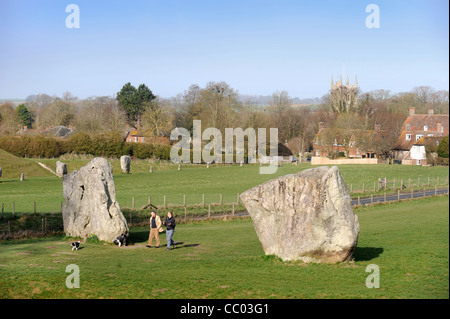 Vue générale des pierres à Avebury, Wilts avec certains du village et St James Church UK Banque D'Images