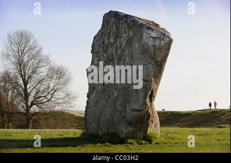 Vue sur les pierres à Avebury, Wilts avec quelques promeneurs de chiens sur la banque UK Banque D'Images