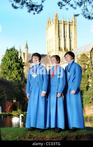 Les choristes du garçon Wells Cathedral Choir dans Somerset UK de prendre une pause de répétitions par 'l'étang des puits après lequel le ci Banque D'Images