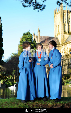 Les choristes du garçon Wells Cathedral Choir dans Somerset UK de prendre une pause de répétitions par 'l'étang des puits après lequel le ci Banque D'Images