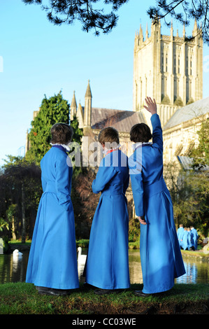 Les choristes du garçon Wells Cathedral Choir dans Somerset UK de prendre une pause de répétitions par 'l'étang des puits après lequel le ci Banque D'Images