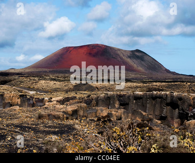 Volcan inactif et coulée de lave sur l'île de Lanzarote, Espagne Banque D'Images