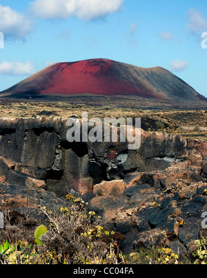Volcan inactif et coulée de lave sur l'île de Lanzarote, Espagne Banque D'Images